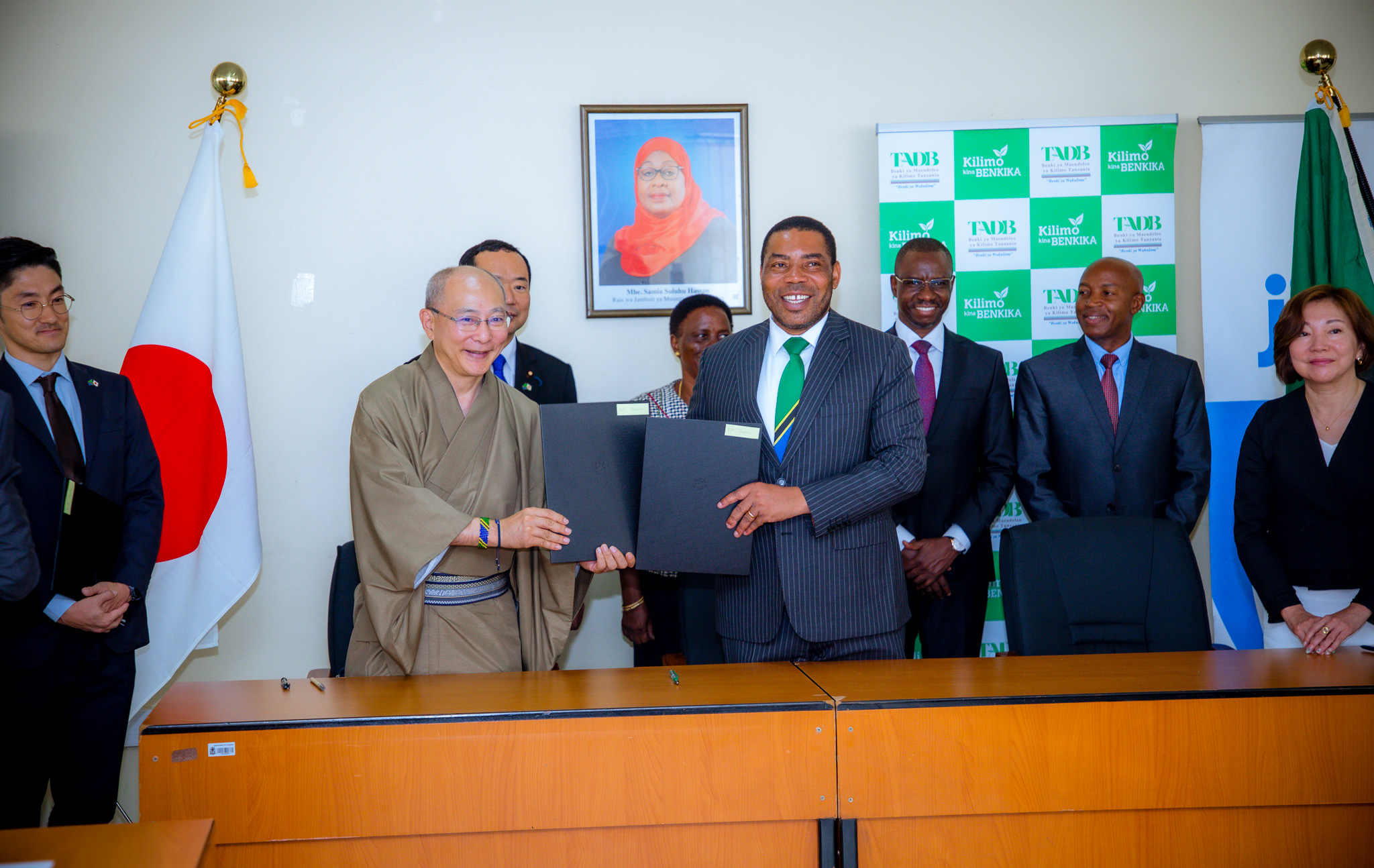 Waziri wa Fedha, Mhe. Dkt. Mwigulu (Mb) na Balozi wa Japan nchini, Mhe. Yasushi Misawa, wakionesha Hati za Mkataba iliyosainiwa kati ya Tanzania na Japan kusaidia Kilimo.